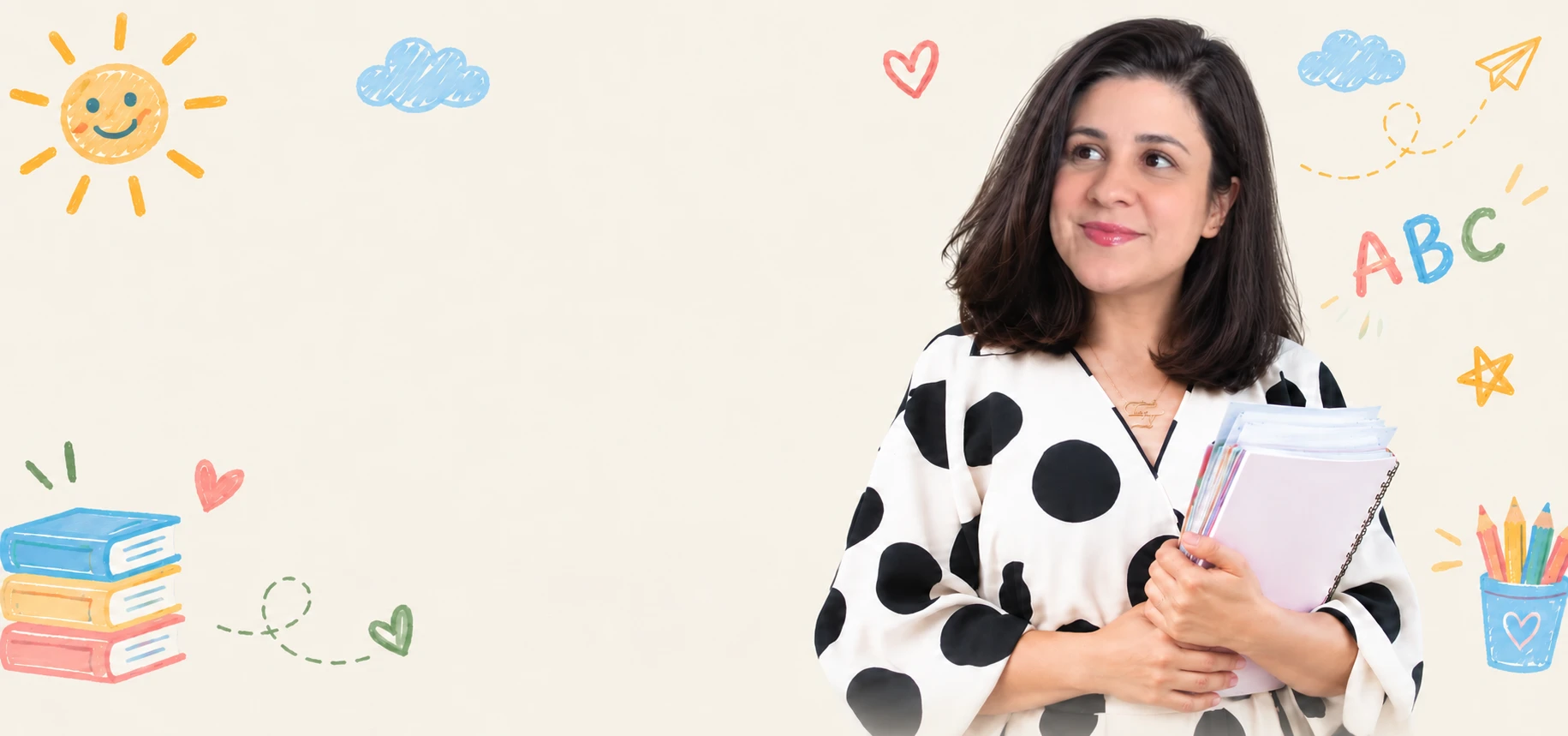 Samanta Santos segurando cadernos, com desenhos de giz ao redor